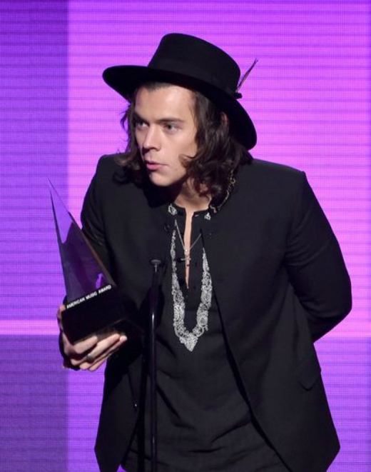 
	
	One Direction cũng đã xuất sắc mang về cho mình giải thưởng thứ 2 ở hạng mục  Album nhạc Pop/Rock được yêu thích nhất với album Midnight Memories. Harry Styles đã thay mặt nhóm phát biểu.